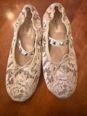 Valentino Garavani Lace Ballet Flats in Light Beige with Gold Studs